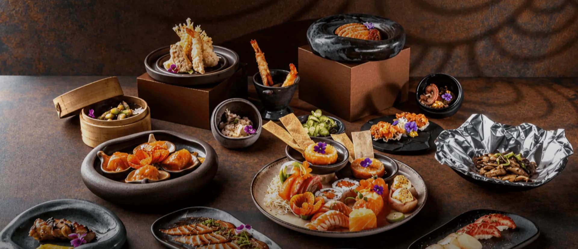 Mesa completa do Takedo — tempurá, sashimi e pratos da casa em close